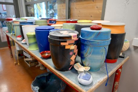 Es muss nicht immer schwarz und dunkel sein: Die Urnen k&ouml;nnen individuell angepasst werden