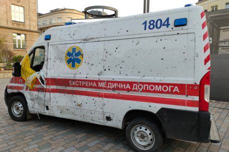 Ukraine-Krieg / Gegen das Vergessen: Einsatzwagen aus Ukraine vor Escher Rathaus installiert