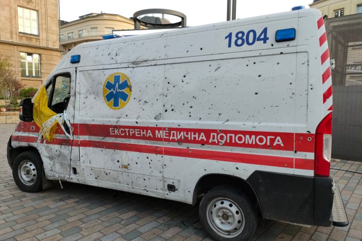 Ukraine-Krieg / Gegen das Vergessen: Einsatzwagen aus Ukraine vor Escher Rathaus installiert