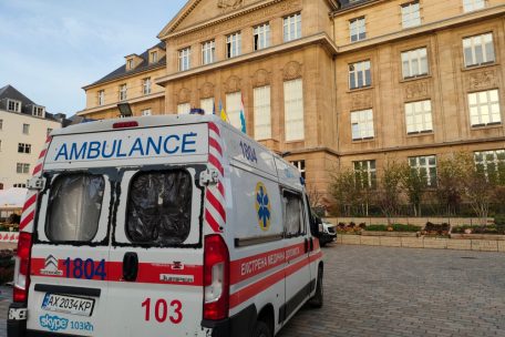 Einen Monat lang wird das Einsatzfahrzeug vor dem Rathaus in Esch stehen
