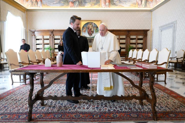 Rom  / Luxemburgs Premier von Papst empfangen – Schriften und Skulptur für Bettel, Pralinen für Franziskus