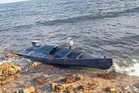 Ende September soll diese, knapp vier Meter lange ukrainische Wasserdrohne an der K&uuml;ste der Krim angesp&uuml;lt worden sein &ndash; solche ferngelenkten Boote sollen nun erneut im Einsatz gewesen sein