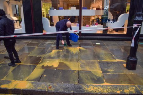 Großbritannien / Klima-Aktivisten besprühen bekannte Gebäude in London mit oranger Farbe