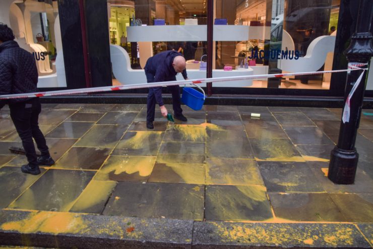 Großbritannien / Klima-Aktivisten besprühen bekannte Gebäude in London mit oranger Farbe