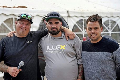 Veranstalter Jojo Schmidt und Tom Weber gratulieren dem Sieger Joey Sorgana (Mitte)