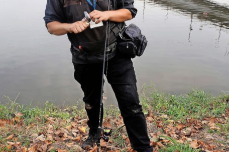 Nicolas Hoschtert pr&auml;pariert seine Angel f&uuml;r den n&auml;chsten Versuch     