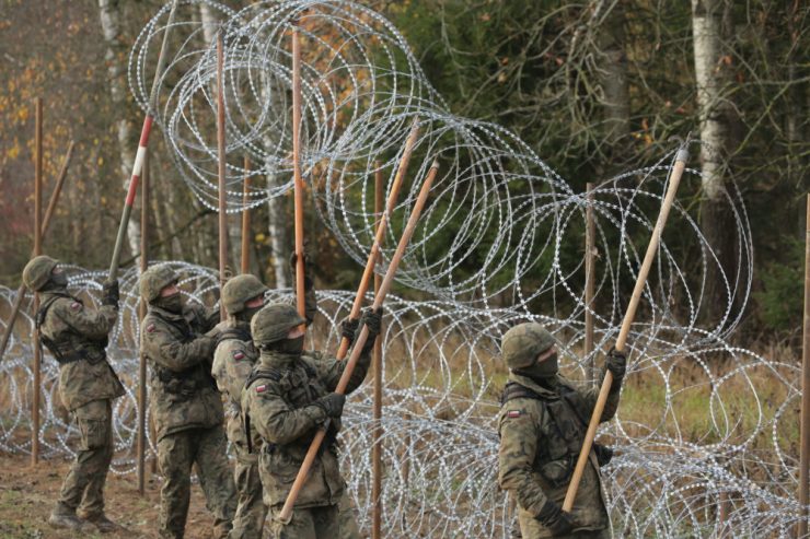 Ukraine-Krieg / Polen baut Stacheldrahtzaun an Grenze zur russischen Exklave Kaliningrad