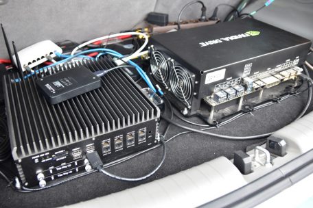 Keine gro&szlig;e Sache: Die f&uuml;rs autonome Fahren notwendigen Computer lassen sogar im Kleinwagen noch jede Menge Platz im Kofferraum