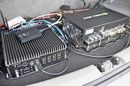 Keine große Sache: Die Technik lässt noch Platz im Kofferraum des recht kleinen Autos