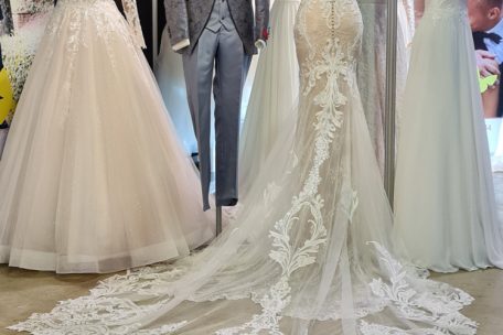 Die Brautmode gestaltet sich traditionell in Wei&szlig;. Der Br&auml;utigam tr&auml;gt immer mehr, was gef&auml;llt.