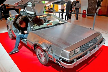 Hingucker wie der DeLorean aus &bdquo;Back to the Future&ldquo; durften bei einer Fachmesse auch nicht fehlen