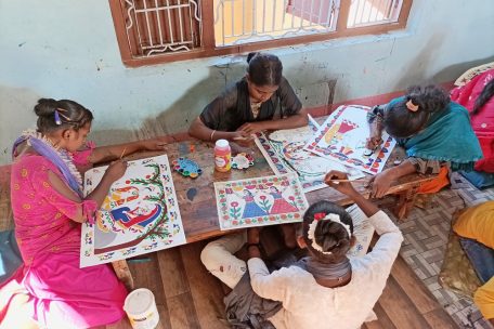 Junge nepalesische Frauen beim Erlernen der „Art Mithila“-Kunst