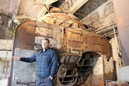 Hedinn Birnir Abjörnsson bei der Führung durch die alte Fabrik