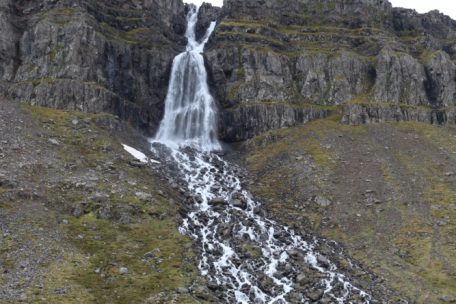 Der direkt neben dem Hotel herabplätschernde Wasserfall – und einer der Drehorte des Justice-League-Films