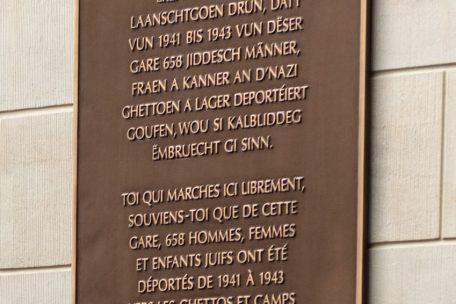 Gedenktafel in der Glashalle des Hauptbahnhofs 