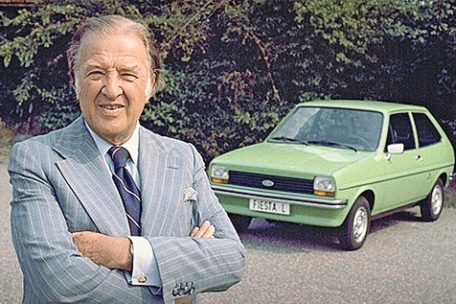 Henry Ford II. mit dem ersten Ford Fiesta (1976)