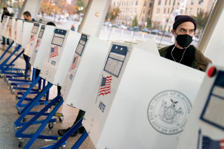 „Midterms“ / Demokraten stärker als erwartet – Wahlausgang in den USA weiter offen