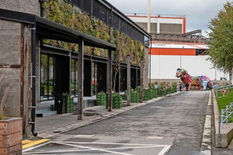 Das Kunstwerk steht zwischen den Geb&auml;uden A und B der Kreativfabrik