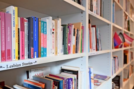 Die Bibliothek des Cigale ist gut gefüllt