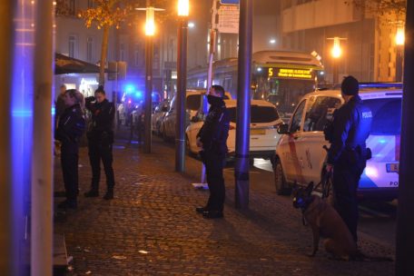 Problemzone / Polizei und Zoll kontrollieren 30 Personen im Bahnhofsviertel – und nehmen vier Verdächtige fest