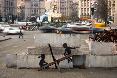 Das undatierte Handout-Foto, das der Streetart-Künstler Banksy auf seinem Instagram-Kanal veröffentlicht hat, zeigt eine Panzersperre. Auf einem Betonblock dahinter sind zwei Kinder, die scheinbar die Sperre als Wippe benutzen. Die Veröffentlichung auf Banksys Instagram-Kanal gilt traditionell als Zeichen, dass der aus Großbritannien stammende Banksy ein Werk als seines bestätigt.