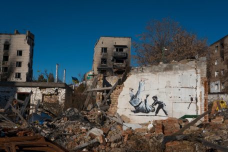 Das undatierte Handout-Foto, das der Streetart-Künstler Banksy auf seinem Instagram-Kanal veröffentlicht hat, zeigt ein kriegszerstörtes Haus. Auf der Wand des Gebäudes ist ein Kind zu sehen, das einen Erwachsenen beim Kampfsport umwirft. Die Veröffentlichung auf Banksys Instagram-Kanal gilt traditionell als Zeichen, dass der aus Großbritannien stammende Banksy ein Werk als seines bestätigt. 