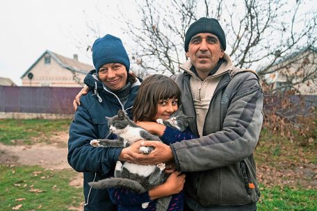 Viktor Galak freut sich zusammen mit seiner Familie und seinen Katzen