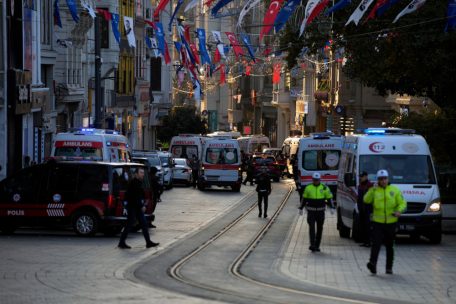 Polizeifahrzeuge und Krankenwagen stehen am Ort der Explosion auf der beliebten Fu&szlig;g&auml;ngerzone Istiklal&nbsp;