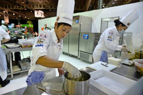 Höchste Konzentration: Wer in einem der Teams des Culinary World Cup mitarbeitet, muss die zuvor lange eingeübten Handgriffe fehlerfrei im Wettbewerb wiedergeben