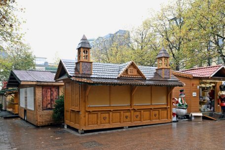 Noch sind die Rollläden an den Buden des „Lëtzebuerger Chrëschtmaart“ zum Großteil heruntergelassen. Ab Freitag allerdings wird das anders aussehen.