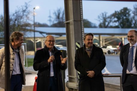 (v.l.n.r.) Thierry Wolter (Mitglied im Direktionskomitee von Ceratizit), Claude Turmes (Energieminister), Xavier Bettel (Premierminister), Torsten Schockmel (Direktor von Sudstroum) 