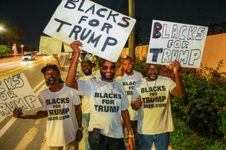 Anh&auml;nger des ehemaligen US-Pr&auml;sidenten Donald Trump halten Schilder vor Trumps Mar-A-Lago-Residenz in West Palm Beach, Florida, am 15. November 2022