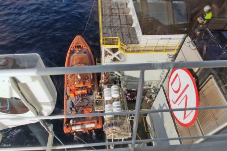 Am Morgen nach der Rettungsaktion ist das zur „Simon Stevin“ gehörende Boot, in dem die Flüchtlinge am Vorabend gerettet wurden, an der Seite des Offshore-Installationsschiffs vertäut