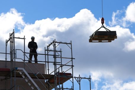 Luxemburg-Stadt / Drei Verletzte bei schwerem Arbeitsunfall: Fenster fällt auf Bauarbeiter