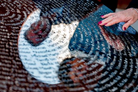 Besucher am Nationalen Denkmal f&uuml;r die Opfer des Flugzeugabsturzes von Flug MH17 im Vijfhuizen-Park s&uuml;dwestlich von Amsterdam