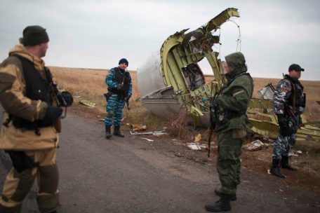 Auf diesem Archivfoto vom 11. November 2014 stehen prorussische Bewaffnete Wache, als niederl&auml;ndische Ermittler (nicht zu sehen) in der N&auml;he von Teilen des Malaysia-Airlines-Fluges MH17 an der Absturzstelle in der N&auml;he des Dorfes Grabove in der Ostukraine eintreffen