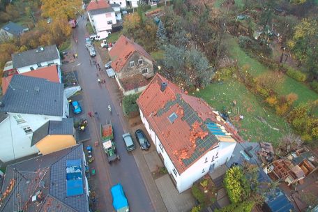 Blick auf die nach dem Unwetter abgedeckten D&auml;cher in&nbsp;Urexweiler
