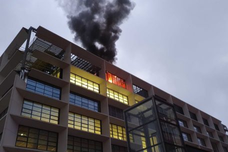 Feuer auf Belval / Großeinsatz der Feuerwehr auf Baustelle