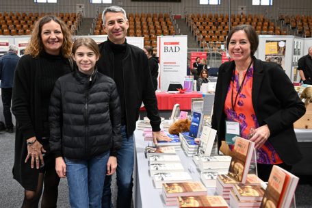 Die Escher Librairie Diderich (l.) am Stand von Susanne Jaspers von Capybara(books), dem bekanntesten Wasserschwein Luxemburgs