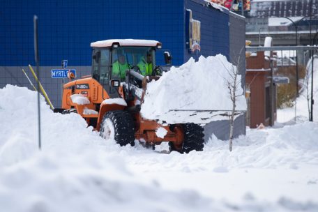 Ein Mitarbeiter des Winterdienstes r&auml;umt Schnee an der Myrtle Street. Heftige Schneef&auml;lle sorgen in Teilen des US-Bundesstaates New York f&uuml;r Chaos.