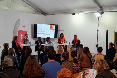 Nadine Conrardy (l.), Leiterin der Abteilung &bdquo;Soziale Aktion und Gesundheit&ldquo; des Luxemburger Roten Kreuzes, bei der Debatte mit Marc Bichler,&nbsp;Prosper Zombre, Ali Bandiar&eacute; und Elisabeth Gueye