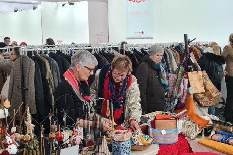 76. Ausgabe  / Beim Basar des Roten Kreuzes gab es wieder Schönes und Nützliches – für den guten Zweck 