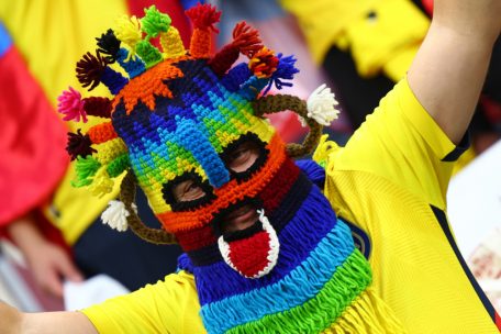 Ein Fan mit Maske aus Ecuador zeigt sich vor dem Spiel