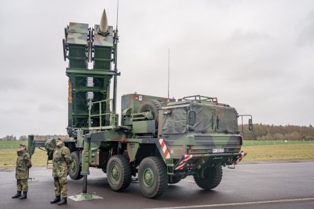 Ein gefechtsbereites Flugabwehrraketensystem vom Typ &bdquo;Patriot&ldquo; des Flugabwehrraketengeschwaders 1 der Bundeswehr steht auf dem Flugfeld des Milit&auml;rflughafens Schwesing