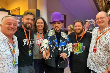 F&uuml;r Dominique Vitali (l.) ein absoluter H&ouml;hepunkt: der Auftritt von Boy George (M.) bei der diesj&auml;hrigen Luxembourg Pride in Esch