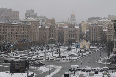 Blick auf den schneebedeckten Maidan-Platz