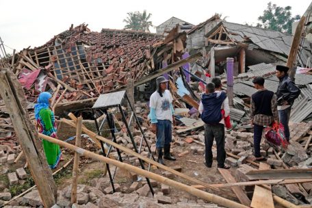 Menschen begutachten die Ruinen ihrer H&auml;user, die bei dem Erdbeben schwer besch&auml;digt wurden