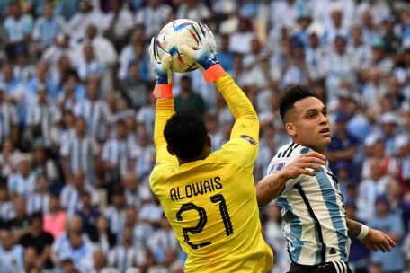 Saudi-Arabiens Torwart Mohammed Alowais klärt vor Argentiniens Lautaro Martínez.