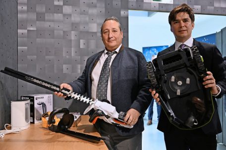 Jean-Marie Reiff und Alexis Weber (Ilnas) mit Heckenschere und&nbsp;Rasenm&auml;her, die durchaus gef&auml;hrlich werden k&ouml;nnen 