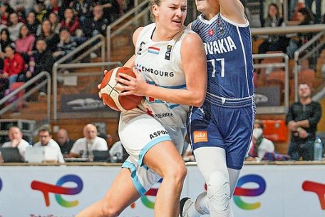 Stand insgesamt 35 Minuten auf dem Parkett und zeigte auch ohne Spielpraxis eine Menge Kampfgeist: Lisa Jablonowski (in Wei&szlig;)